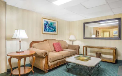 Photo 4 - Super 8 by Wyndham Bentonville