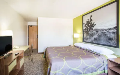 Photo 4 - Super 8 by Wyndham Kingman