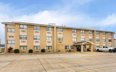 Photo 2 - Super 8 by Wyndham Evansville East