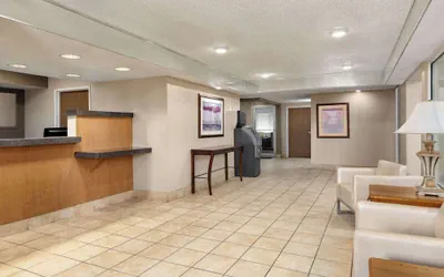 Photo 4 - Super 8 by Wyndham Joliet I-55 N/Chicago