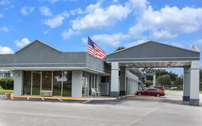 Photo 2 - Super 8 by Wyndham Ocala I-75