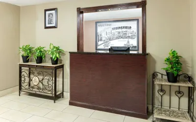 Photo 4 - Super 8 by Wyndham Springfield East