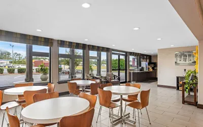 Photo 3 - Super 8 by Wyndham Valdosta GA I-75