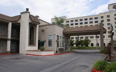 Photo 2 - Queens Inn Anaheim