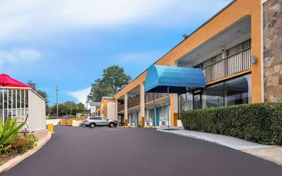Days Inn by Wyndham Clayton