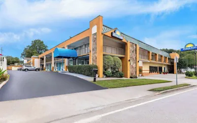 Photo 2 - Days Inn by Wyndham Clayton