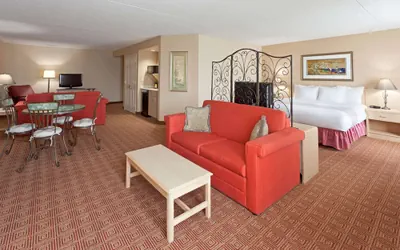 Photo 2 - La Quinta Inn & Suites by Wyndham Garden City