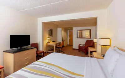 Photo 5 - La Quinta Inn & Suites by Wyndham Garden City