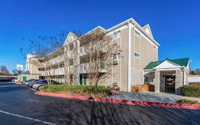 Photo 2 - HomeTowne Studios by Red Roof Atlanta - Chamblee