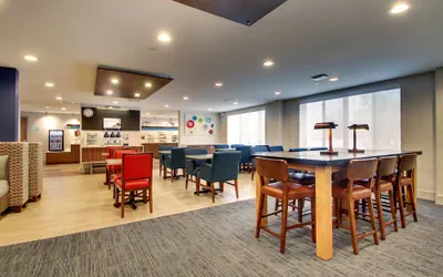 Photo 2 - Holiday Inn Express & Suites Lincoln East - White Mountains by IHG