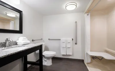 Photo 5 - Garner Hotel Topeka West by IHG