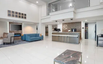 Photo 3 - Comfort Inn & Suites New Orleans Airport North