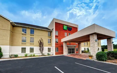 Photo 2 - Holiday Inn Express & Suites Crossville by IHG