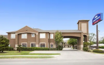 Photo 2 - Howard Johnson by Wyndham Grand Prairie Near Lone Star Park