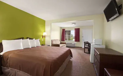 Photo 5 - Howard Johnson by Wyndham Grand Prairie Near Lone Star Park