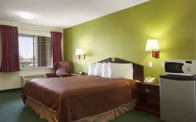 Photo 4 - Howard Johnson by Wyndham Grand Prairie Near Lone Star Park