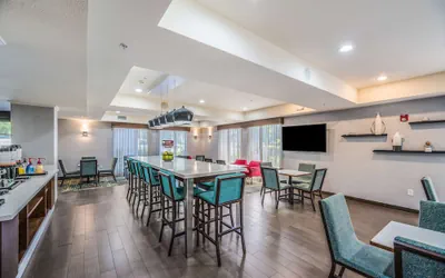 Photo 4 - Hampton Inn Oakland-Hayward