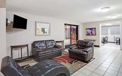 Photo 2 - Super 8 by Wyndham Nashville/ Dntn/ Opryland Area
