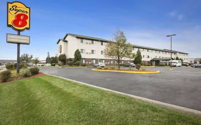 Photo 2 - Super 8 by Wyndham Milwaukee Airport