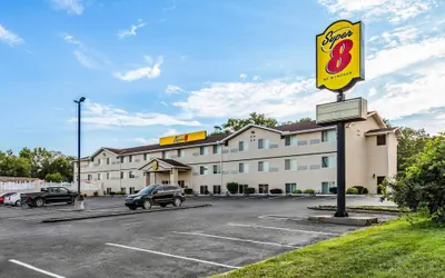 Photo 2 - Super 8 by Wyndham Independence Kansas City