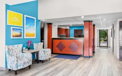 Photo 3 - Days Inn by Wyndham Brunswick Bath Area