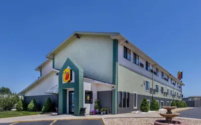 Photo 2 - Super 8 by Wyndham Kansas City at Barry Road/Airport