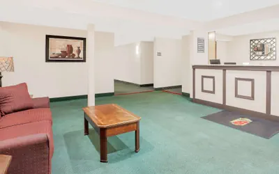 Photo 4 - Super 8 by Wyndham Middletown