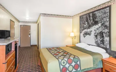 Photo 4 - Super 8 by Wyndham Grants Pass