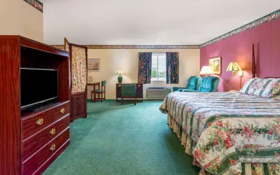 Photo 5 - Super 8 by Wyndham Reedsburg