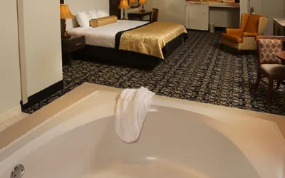 Photo 4 - The Claridge Hotel