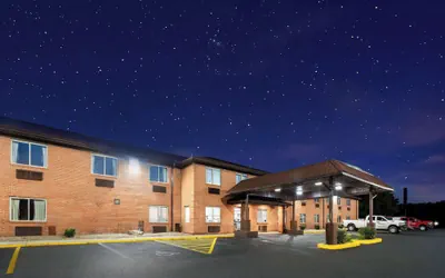 Photo 2 - Super 8 by Wyndham Fairmont