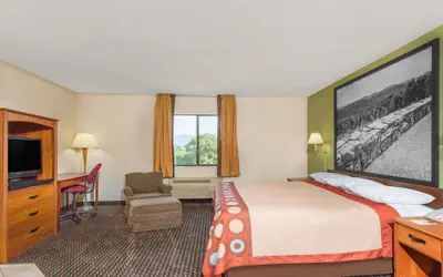 Photo 5 - Super 8 by Wyndham Bedford
