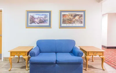 Photo 3 - Super 8 by Wyndham Bedford
