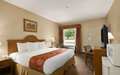 Photo 4 - Days Inn by Wyndham Alexander City