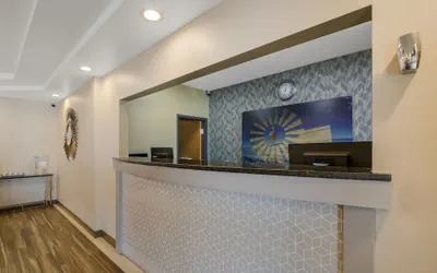Photo 3 - SureStay Plus Hotel by Best Western Topeka Northwest