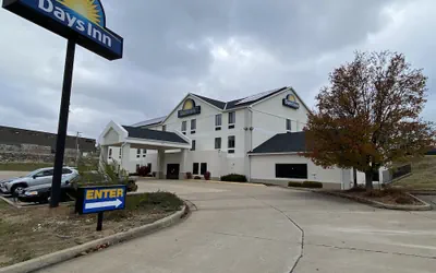 Photo 2 - Days Inn by Wyndham Jefferson City
