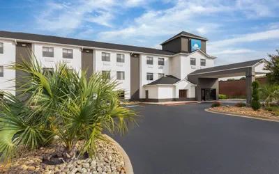 Photo 2 - Days Inn by Wyndham McDonough