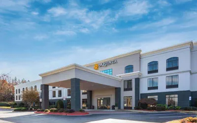 Photo 2 - La Quinta Inn & Suites by Wyndham Kennesaw