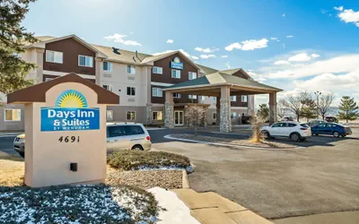 Photo 2 - Days Inn & Suites by Wyndham Castle Rock