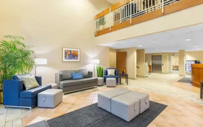 Photo 3 - Baymont by Wyndham Des Moines Airport