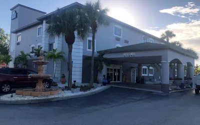 Photo 2 - Days Inn & Suites by Wyndham Bonita Springs North Naples
