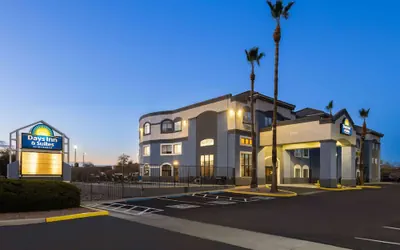 Photo 2 - Days Inn & Suites by Wyndham Tucson/Marana