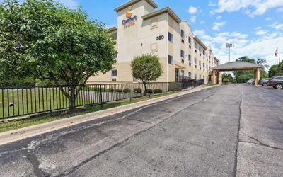 Photo 2 - Comfort Suites Lombard - Addison