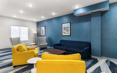 Photo 4 - Comfort Inn & Suites near Tinley Park Amphitheater