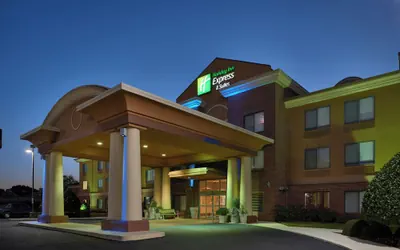 Photo 2 - Holiday Inn Express & Suites Oxford by IHG