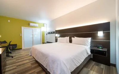 Photo 2 - Holiday Inn Express Hotel & Suites Bedford by IHG