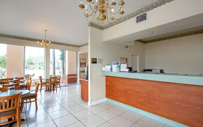 Photo 3 - Econo Lodge Inn & Suites Clearwater Central