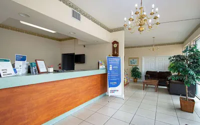 Photo 5 - Econo Lodge Inn & Suites Clearwater Central