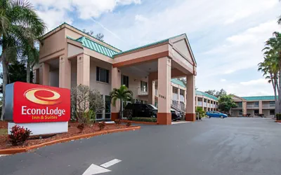 Photo 2 - Econo Lodge Inn & Suites Clearwater Central