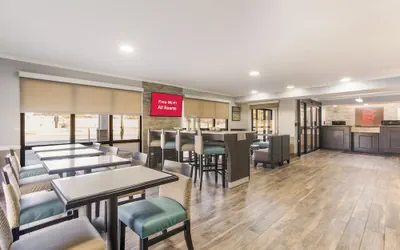 Photo 3 - Red Roof Inn & Suites Athens, AL